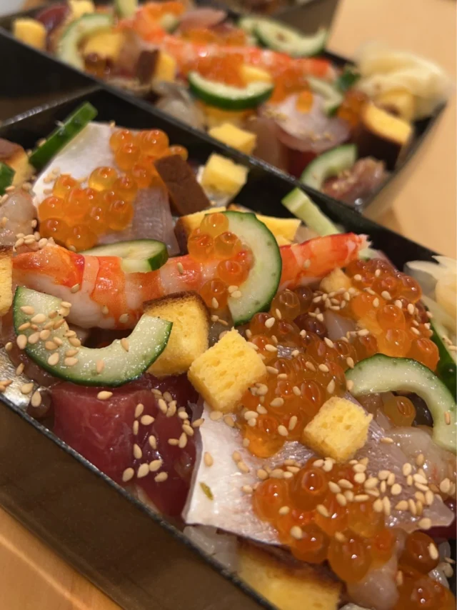 こんにちは⛅️
たくさんのお持ち帰りご予約ありがとうございます！！
お持ち帰りは事前ご予約をお願いしております。

今年の残り10日ほど。
寿司納め、ご予約お待ちしております🍣

【ランチ】
11:30〜13:00／13:30〜15:00（二部制）
【ディナー】
12月土日・24日・25日　18:00〜20:30 ／ 20:30〜23:00 (二部制)
18:00〜23:00

※12月限定持ち帰りご用意あります

【メニュー】
🍣 おまかせ12貫コース　9,500円
🍣 おまかせ15貫コース　12,000円
🍣 厳選おまかせショートコース　12,000円
🍣 握り多め大将厳選コース　21,000円
🍣 大将の厳選おまかせコース　23,000円

ご予約はプロフィールリンク、または公式HPより📩

───────────
#自由が丘寿司 #自由が丘グルメ #自由が丘ディナー
#鮨屋 #おまかせコース #記念日ディナー
#隠れ家レストラン #東京寿司 #寿司好きと繋がりたい #sushichef #tokyosushi #クリスマスディナー #クリスマス寿司