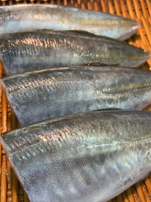 こんにちは☀️
山崎鮮魚店様より
最高のアジが届いております🐟💯✨
ご予約お待ちしております🍣

【ランチ】
11:30〜13:00／13:30〜15:00（二部制）
【ディナー】
18:00〜23:00

【メニュー】
🍣 おまかせ12貫コース　9,500円
🍣 おまかせ15貫コース　12,000円
🍣 厳選おまかせショートコース　12,000円
🍣 握り多め大将厳選コース　21,000円
🍣 大将の厳選おまかせコース　23,000円

ご予約はプロフィールリンク、または公式HPより📩

───────────
#自由が丘寿司 #自由が丘グルメ #自由が丘ディナー
#鮨屋 #おまかせコース #記念日ディナー
#隠れ家レストラン #東京寿司 #寿司好きと繋がりたい #sushichef #tokyosushi #寿司グルメ #寿司スタグラム