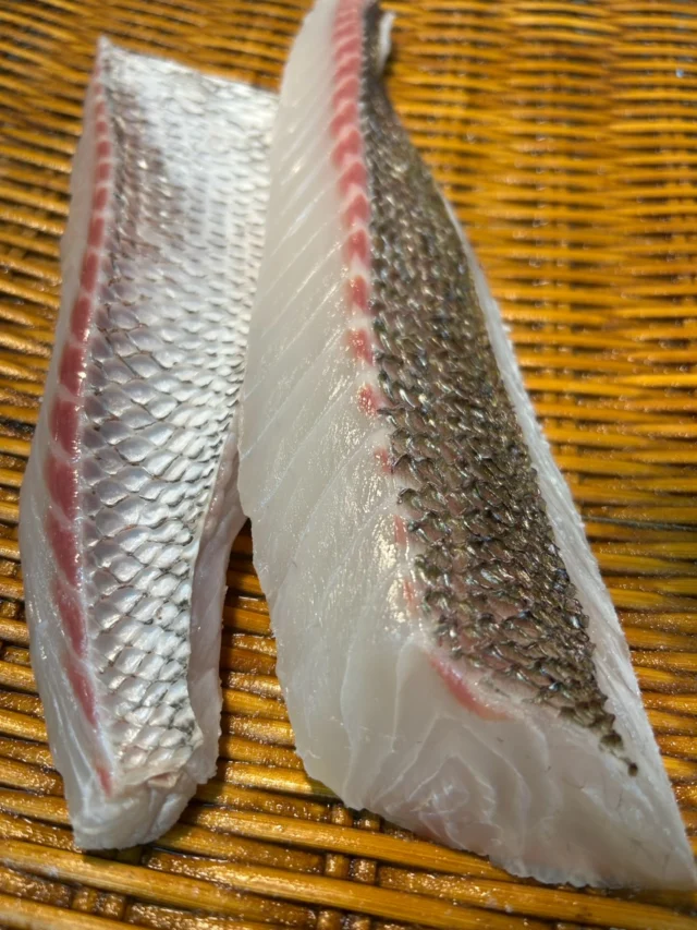 こんにちは☀️
山崎鮮魚店さんより真鯛です！
今週もよろしくお願いいたします。

【ランチ】
11:30〜13:00／13:30〜15:00（二部制）
【ディナー】
18:00〜23:00

【メニュー】
🍣 おまかせ12貫コース　9,500円
🍣 おまかせ15貫コース　12,000円
🍣 厳選おまかせショートコース　12,000円
🍣 握り多め大将厳選コース　21,000円
🍣 大将の厳選おまかせコース　23,000円

ご予約はプロフィールリンク、または公式HPより📩

───────────
#自由が丘 #目黒線グルメ #東横線ディナー 
#鮨屋 #寿司屋