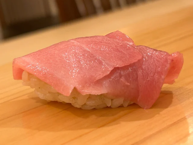 おはようございます🌞
昨日はたくさんのご来店ありがとうございました。
本日11:30〜 ディナー 若干お席ございます。
お待ちしております🍣

【ランチ】
11:30〜13:00／13:30〜15:00（二部制）
【ディナー】
18:00〜23:00

【メニュー】
🍣 おまかせ12貫コース　9,500円
🍣 おまかせ15貫コース　12,000円
🍣 厳選おまかせショートコース　12,000円
🍣 握り多め大将厳選コース　21,000円
🍣 大将の厳選おまかせコース　23,000円

ご予約はプロフィールリンク、または公式HPより📩

───────────
#自由が丘 #目黒線グルメ #東横線ディナー 
#鮨屋 #寿司屋