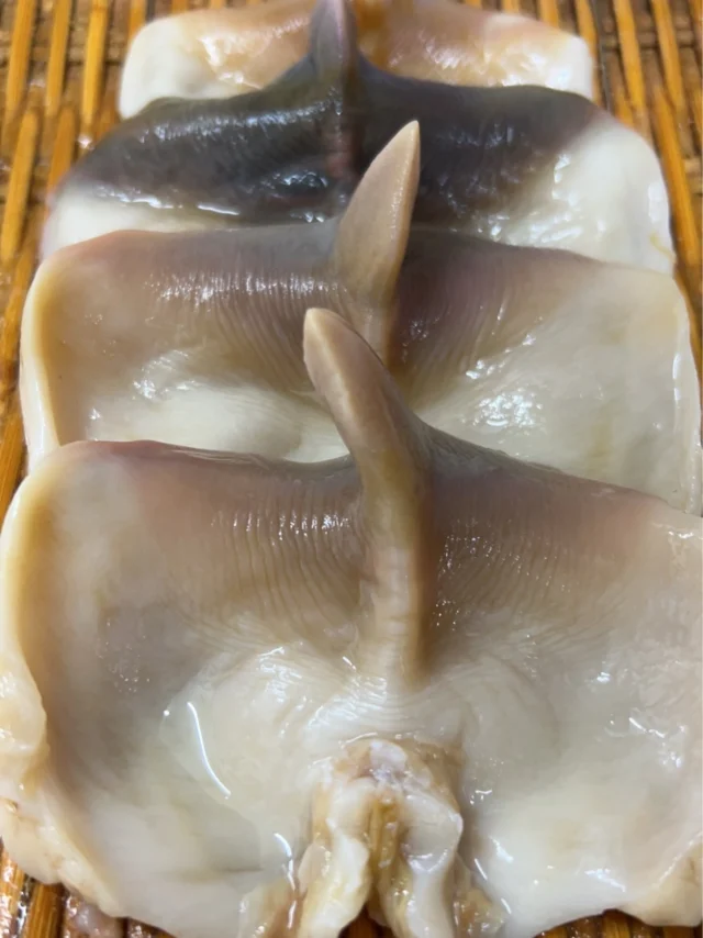 こんにちは🌞
ホッキ貝です🐚
ワタが美味しいですね。
本日もよろしくお願いいたします。

【ランチ】
11:30〜13:00／13:30〜15:00（二部制）
【ディナー】
18:00〜23:00

【メニュー】
🍣 おまかせ12貫コース　9,500円
🍣 おまかせ15貫コース　12,000円
🍣 厳選おまかせショートコース　12,000円
🍣 握り多め大将厳選コース　21,000円
🍣 大将の厳選おまかせコース　23,000円

ご予約はプロフィールリンク、または公式HPより📩

───────────
#自由が丘 #目黒線グルメ #東横線ディナー 
#鮨屋 #寿司屋