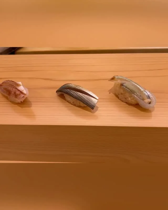 こんにちは🌞
本日はお席ございます。
ご来店お待ちしております🍣

【ランチ】
11:30〜13:00／13:30〜15:00（二部制）
【ディナー】
18:00〜23:00

【メニュー】
🍣 おまかせ12貫コース　9,500円
🍣 おまかせ15貫コース　12,000円
🍣 厳選おまかせショートコース　12,000円
🍣 握り多め大将厳選コース　21,000円
🍣 大将の厳選おまかせコース　23,000円

ご予約はプロフィールリンク、または公式HPより📩

───────────
#自由が丘 #目黒線グルメ #東横線ディナー 
#鮨屋 #寿司屋