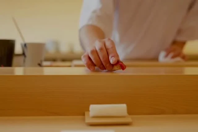 🍣 自由が丘の隠れ家 江戸前鮨

6mの檜カウンターで味わう
大将のおまかせコース。

静かな空間で
一貫ずつ丁寧に握る江戸前鮨を
お楽しみいただけます。

Hidden Edo-style sushi in Jiyugaoka, Tokyo.
Omakase experience at a 6m hinoki counter.

ご予約はプロフィールリンクより📩
Reservations from the link in bio.

#自由が丘グルメ
#自由が丘寿司
#江戸前鮨
#omakase
#tokyosushi