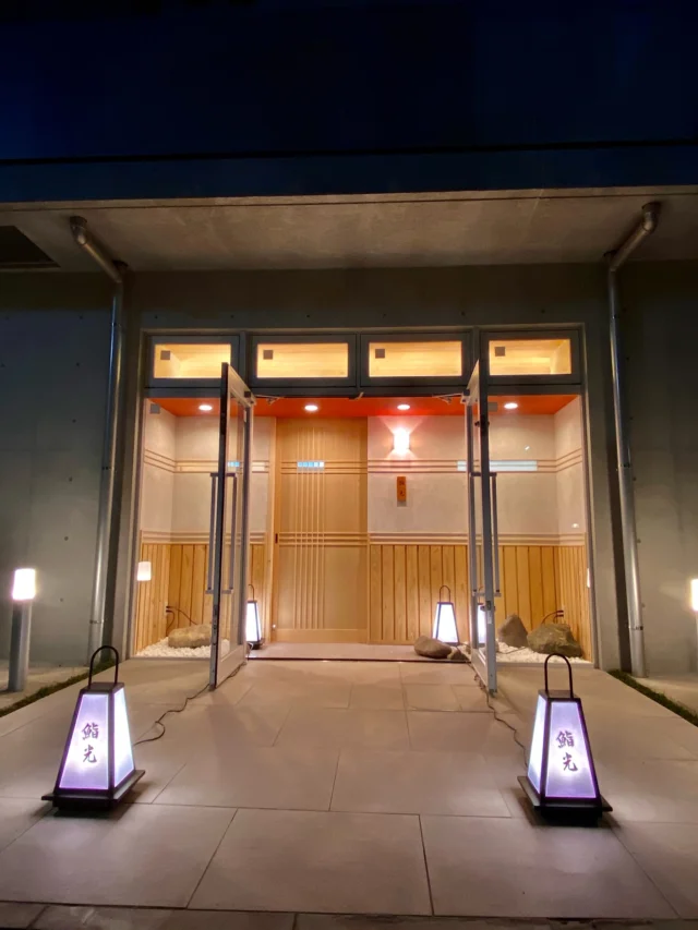 2020年3月20日にオープン🌸
6周年になりました。

オープンして3週間でコロナ流行→休業→時短営業を繰り返し、どうなるのか不安でしたが、
皆様に支えられて握ってまいりました。

これからも一貫一貫誠心誠意こめて、握らせていただきます。

また一年、どうぞよろしくお願いいたします🌸

🍣 自由が丘の隠れ家 江戸前鮨

6mの檜カウンターで味わう
大将のおまかせコース。

静かな空間で
一貫ずつ丁寧に握る江戸前鮨を
お楽しみいただけます。

Hidden Edo-style sushi in Jiyugaoka, Tokyo.
Omakase experience at a 6m hinoki counter.

ご予約はプロフィールリンクより📩
Reservations from the link in bio.

#自由が丘グルメ
#自由が丘寿司
#江戸前鮨
#omakase
#tokyosushi