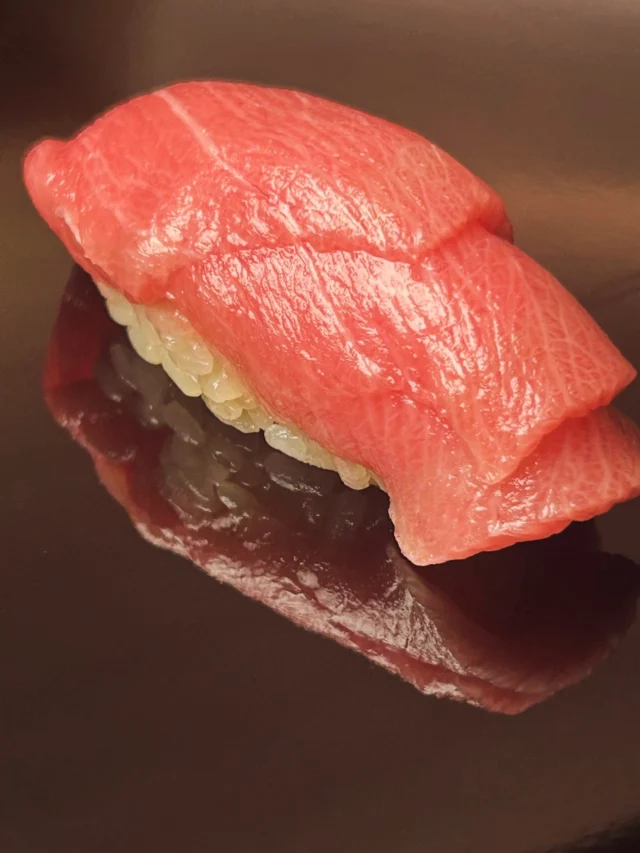 🍣 自由が丘の隠れ家 江戸前鮨

6mの檜カウンターで味わう
大将のおまかせコース。

今週はお席に余裕ございます。
お早めのご予約お待ちしております🌸

Hidden Edo-style sushi in Jiyugaoka, Tokyo.
Omakase experience at a 6m hinoki counter.

ご予約はプロフィールリンクより📩
Reservations from the link in bio.

#自由が丘グルメ
#自由が丘寿司
#江戸前鮨
#omakase
#tokyosushi