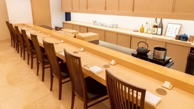 🍣 自由が丘の隠れ家 江戸前鮨

どなたでも安心してご来店いただけるよう、
誠心誠意こめて、握っております。

肩肘張らず楽しめる 江戸前鮨体験を。　

ご予約はプロフィールリンクより📩

—

First time trying omakase? We welcome beginners to enjoy sushi comfortably.
Reservations from the link in bio.

#初めてのおまかせ #自由が丘ディナー #tokyoomakase