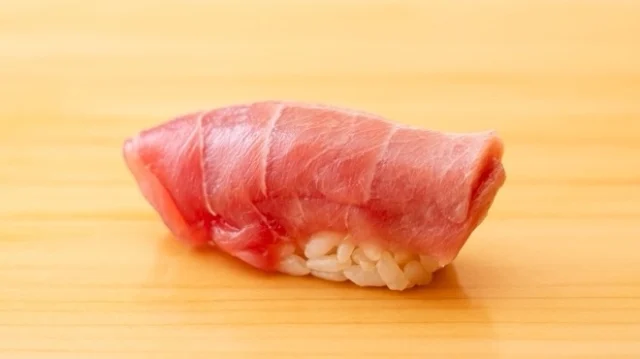 🍣 自由が丘の隠れ家 江戸前鮨

本日の一貫「マグロ」。

江戸前鮨において 最も技術が現れるネタ。

温度、切り付け、握りの圧。
 わずかな違いが味を決めます。　

カウンターで味わう 今いちばん美味しい瞬間を✨

ご予約はプロフィールリンクより📩

—

Hidden Edo-style sushi in Jiyugaoka, Tokyo.
 Omakase sushi experience at a hinoki counter.

Reservations from the link in bio.

#マグロ #江戸前鮨 #自由が丘寿司 #omakase #tokyosushi