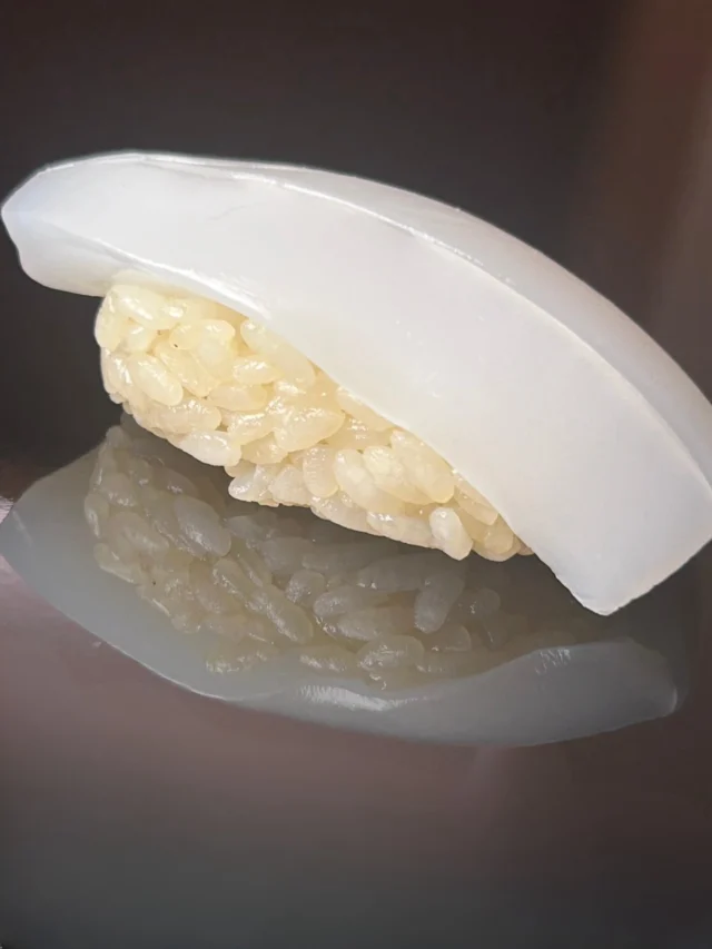 🍣 自由が丘の隠れ家 江戸前鮨

徐々に春から初夏に🌿
 魚の表情も変わります。

その日いちばん美味しい旬を おまかせコースで。

今しか味わえない一貫を ご用意してお待ちしております。

ご予約はプロフィールリンクより📩

—

Seasonal Edo-style sushi in Tokyo. Enjoy the best fish of the season.
Reservations from the link in bio.

#旬の魚 #江戸前鮨 #tokyofoodie #omakasesushi