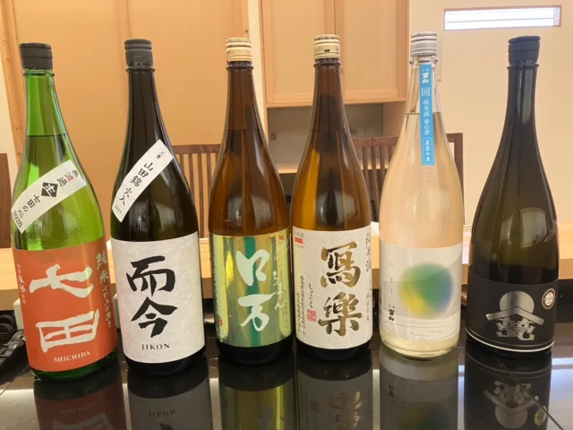 🍶 自由が丘の隠れ家 江戸前鮨
季節が移ろうたび、
日本酒の表情も変わります。

今の料理に、いま一番寄り添う一杯を。
その日おすすめの**季節の日本酒**を
おまかせでご用意しております。

一貫ごとに変わる余韻を、
ぜひお楽しみください。

ご予約はプロフィールリンクより📩

—
Seasonal Edo-style sushi in Tokyo.
Enjoy carefully selected **seasonal sake**
paired with today’s omakase course.

#季節の日本酒 #日本酒ペアリング #江戸前鮨 #tokyofoodie #omakasesushi