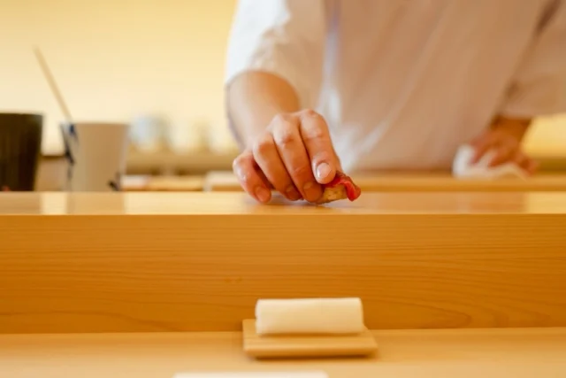 🍣 自由が丘の隠れ家 江戸前鮨
GWは、少し特別な時間を。

6mの檜カウンターで
目の前に広がる一貫一貫。
香り、音、空気感まで味わう
“連休だからこそ”の贅沢なひととき。

ご家族とのお食事に。
帰省中のご会食に。
もちろんお一人様も歓迎しております。

GW期間のご予約はプロフィールリンクより📩

—
Golden Week in Tokyo.
Enjoy an Edo-style omakase sushi experience
at our traditional hinoki counter.

Perfect for special occasions, family gatherings,
or a quiet sushi moment for yourself.

Reservations from the link in bio.

#自由が丘寿司 #江戸前鮨 #おまかせ鮨 #GWグルメ #tokyosushi