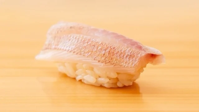 🍣 自由が丘の隠れ家 江戸前鮨

魚の状態、温度、 その日のお客様に合わせて握りを変える。

同じコースでも 毎日少しずつ違う。

それが江戸前鮨の楽しみ方です。

本日もカウンターでお待ちしております。

ご予約はプロフィールリンクより📩
—

Traditional Edo-style sushi prepared by a skilled chef.
 Each piece is crafted for the moment.

Reservations from the link in bio.

#鮨職人 #江戸前鮨 #omakaseexperience #tokyosushi