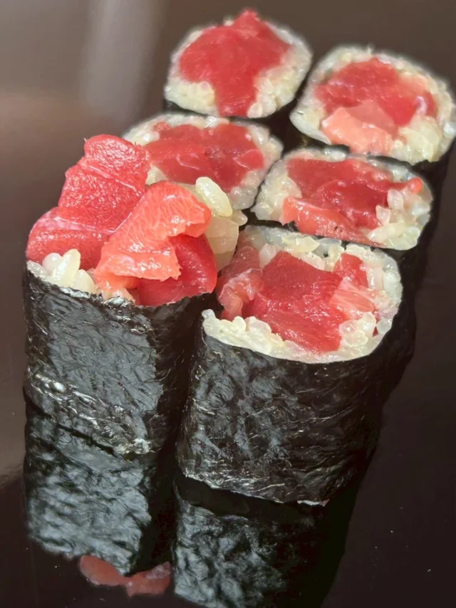🍣 自由が丘の隠れ家 江戸前鮨

魚の状態、温度、 その日のお客様に合わせて握りを変える。

同じコースでも 毎日少しずつ違う。

それが江戸前鮨の楽しみ方です。

本日もカウンターでお待ちしております。

ご予約はプロフィールリンクより📩
—

Traditional Edo-style sushi prepared by a skilled chef.
 Each piece is crafted for the moment.

Reservations from the link in bio.

#鮨職人 #江戸前鮨 #omakaseexperience #tokyosushi