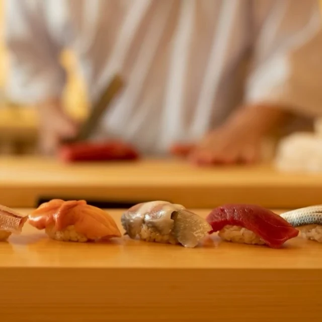 🍣 自由が丘の江戸前鮨

一貫ずつの流れと季節を、
どうぞゆっくり味わってください。

今週はお席に余裕がございます。
ご予約お待ちしております。

ご予約はプロフィールリンクより📩
—
Omakase sushi in Jiyugaoka.
Relax and enjoy the experience.
Reservations via link in bio.

#自由が丘寿司 #tokyosushi
#おまかせ #omakasesushi
