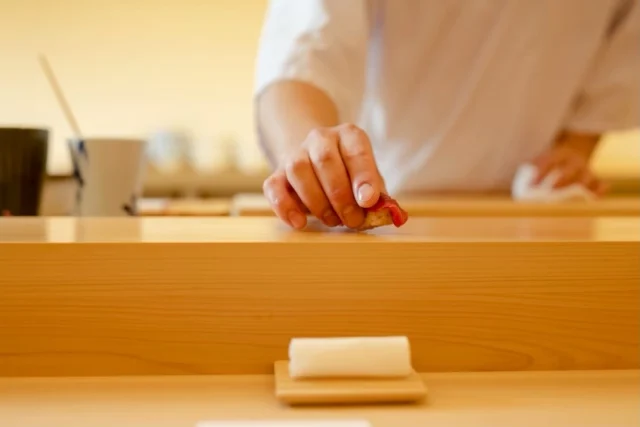 🍣 自由が丘の隠れ家 江戸前鮨

6mの檜カウンターで味わう
大将のおまかせコース。

暑い週末になりそうですね☀️
春の魚とお酒、ご用意してお待ちしております。

Hidden Edo-style sushi in Jiyugaoka, Tokyo.
Omakase experience at a 6m hinoki counter.

ご予約はプロフィールリンクより📩
Reservations from the link in bio.

#毛蟹
#自由が丘寿司
#江戸前鮨
#omakase
#tokyosushi