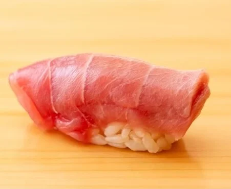 🍣 自由が丘の隠れ家 江戸前鮨

本日の一貫「マグロ」。

江戸前鮨において 最も技術が現れるネタ。

温度、切り付け、握りの圧。
 わずかな違いが味を決めます。　

カウンターで味わう 今いちばん美味しい瞬間を✨

ご予約はプロフィールリンクより📩

—

Hidden Edo-style sushi in Jiyugaoka, Tokyo.
 Omakase sushi experience at a hinoki counter.

Reservations from the link in bio.