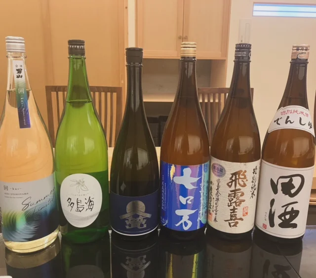 自由が丘の隠れ家 江戸前鮨

季節が移ろうたび、
日本酒の表情も変わります。

今の料理に、いま一番寄り添う一杯を。
その日おすすめの季節の日本酒を
おまかせでご用意しております🍶

一貫ごとに変わる余韻を、
ぜひお楽しみください。

ご予約はプロフィールリンクより📩

—
Seasonal Edo-style sushi in Tokyo.
Enjoy carefully selected seasonal sake
paired with today’s omakase course.