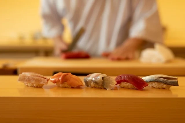 🍣 自由が丘の隠れ家 江戸前鮨

6mの檜カウンターで味わう
大将のおまかせコース。

台風が思っていたよりそれましたね🌀
夏の魚とお酒、ご用意してお待ちしております。

Hidden Edo-style sushi in Jiyugaoka, Tokyo.
Omakase experience at a 6m hinoki counter.

ご予約はプロフィールリンクより📩
Reservations from the link in bio.