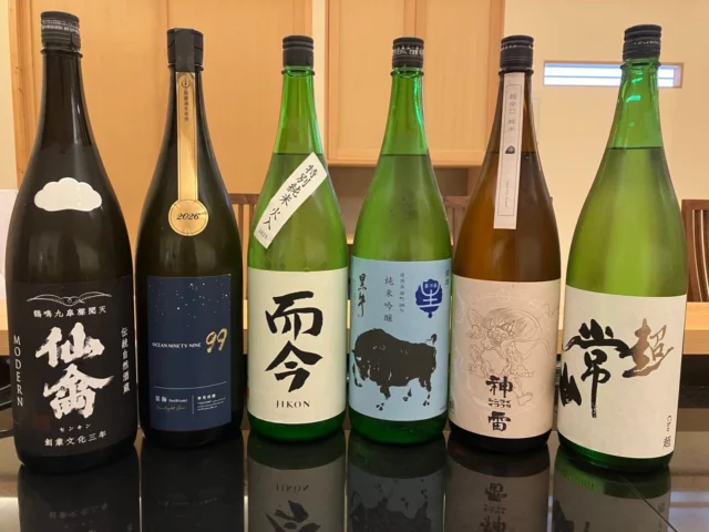 自由が丘の隠れ家 江戸前鮨

季節が移ろうたび、
日本酒の表情も変わります。

今の料理に、いま一番寄り添う一杯を。
その日おすすめの季節の日本酒を
おまかせでご用意しております🍶

一貫ごとに変わる余韻を、
ぜひお楽しみください。

ご予約はプロフィールリンクより📩

—
Seasonal Edo-style sushi in Tokyo.
Enjoy carefully selected seasonal sake
paired with today’s omakase course.