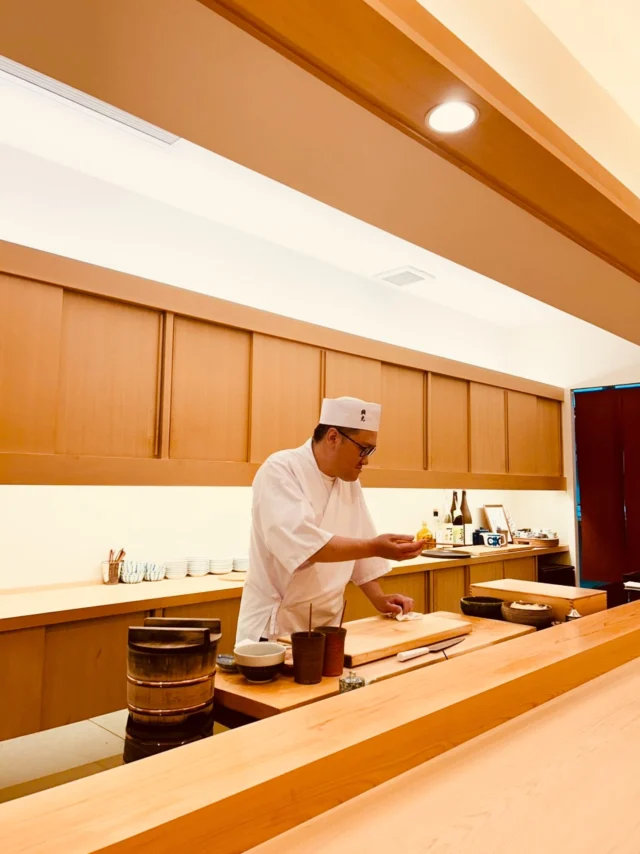 🍣 自由が丘の隠れ家 江戸前鮨

扉を開けると広がる、
静かな檜のカウンター。

その日いちばん良い魚を、
大将がおまかせで一貫ずつ。

季節の移ろいを感じる
江戸前鮨をゆっくりとお楽しみください。

Hidden Edomae sushi in Jiyugaoka.
Seasonal omakase served piece by piece at the hinoki counter.

ご予約はプロフィールリンクより📩
Reservations via the link in bio.