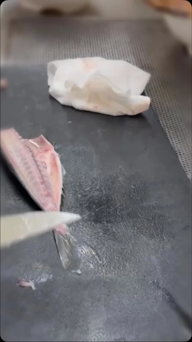 🍣 自由が丘の隠れ家 江戸前鮨

鯵。

丁寧に仕込み、
旨みを引き出した江戸前の一貫。

脂の甘みと、
爽やかな香りが広がります。

季節を感じる味わいを、
おまかせコースでぜひお楽しみください。

ご予約はプロフィールリンクより📩

—

Hidden Edo-style sushi in Jiyugaoka, Tokyo.

Aji (horse mackerel)

Carefully prepared to bring out its rich umami,
balanced by natural sweetness and a refreshing aroma.

Enjoy this seasonal delicacy as part of our omakase course.

Reservations via the link in our profile.