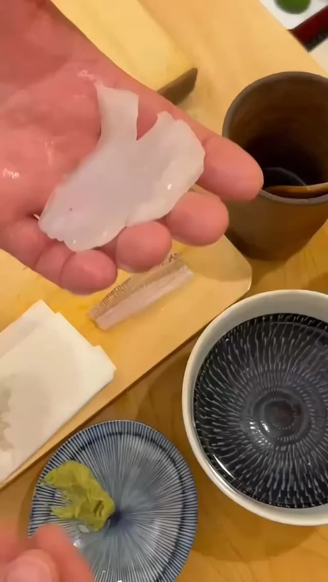 🍣 自由が丘の隠れ家 江戸前鮨

白いか。

包丁を細かく入れることで、
やさしい甘みと、なめらかな口当たりを引き出しました。

噛むほどに広がる上品な旨みを、
一貫ずつゆっくりとお楽しみください。

季節を感じる味わいを、
おまかせコースでぜひお楽しみください。

ご予約はプロフィールリンクより📩

—

Hidden Edo-style sushi in Jiyugaoka, Tokyo.

Shiro-ika (white squid)

Delicately scored by hand to enhance its natural sweetness and silky texture.

With every bite, its refined umami gently unfolds.

Enjoy this seasonal delicacy as part of our omakase course.

Reservations via the link in our profile.