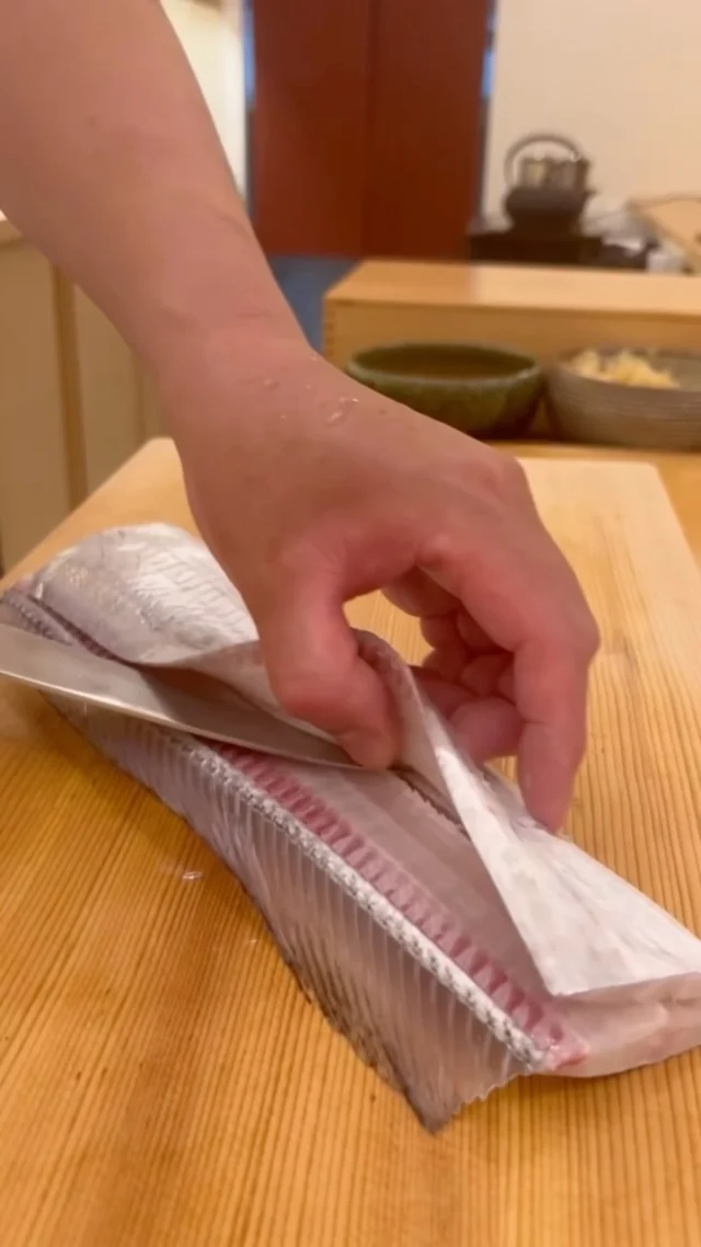🍣 自由が丘の隠れ家 江戸前鮨

太刀魚。

上品な脂と、
繊細な旨みをあわせ持つ旬の味わい。

丁寧な仕事を重ね、
素材の持ち味を一貫に込めました。

この季節ならではの味わいを、
おまかせコースでぜひお楽しみください。

ご予約はプロフィールリンクより📩

—

Hidden Edo-style sushi in Jiyugaoka, Tokyo.

Tachiuo (cutlassfish)

Prized for its elegant richness, delicate umami, and silky texture,
Tachiuo is a seasonal delicacy cherished in Edomae sushi.

Meticulously prepared to highlight the fish's natural character,
each piece reflects the simplicity and precision of Edomae craftsmanship.

Enjoy this seasonal delicacy as part of our omakase course.

Reservations via the link in our profile.