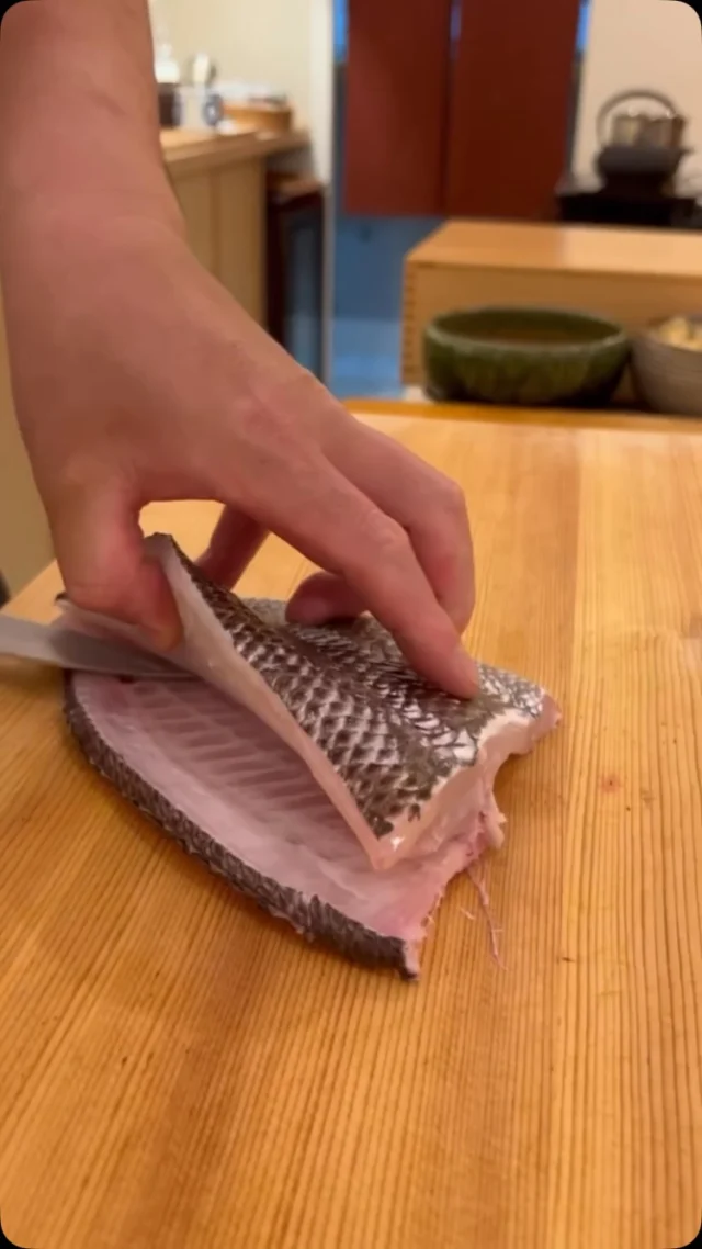 🍣 自由が丘の隠れ家 江戸前鮨　

メイチダイ。

一尾一尾と向き合い、
丁寧に包丁を入れる。

繊細な身質を生かすため、
仕込みのひと手間を惜しみません。

素材の持ち味を引き出す、
江戸前の仕事。

おまかせコースでぜひお楽しみください。

ご予約はプロフィールリンクより📩

—

Hidden Edo-style sushi in Jiyugaoka, Tokyo.

Meichidai (spangled emperor)

Every fish is carefully assessed before the first cut,
allowing its unique character to guide the preparation.

Handled with precision and respect,
each step reflects the craftsmanship and tradition of Edomae sushi.

Experience the natural elegance of this seasonal fish as part of our omakase course.

Reservations via the link in our profile.