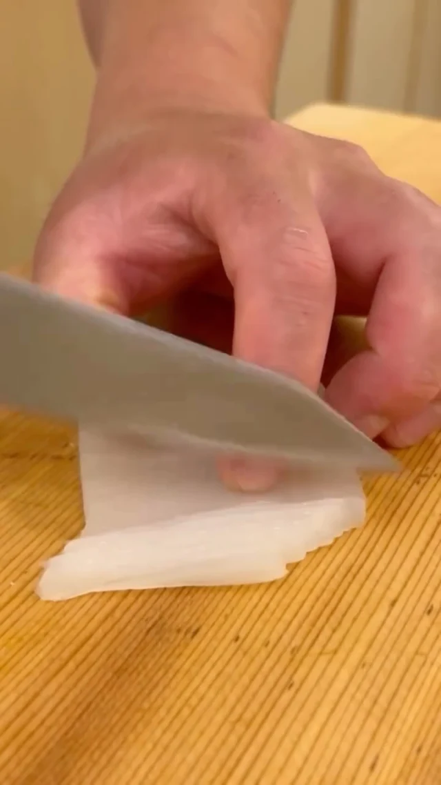 🍣 自由が丘の隠れ家 江戸前鮨

白イカ。

繊細な刃仕事が、
白いか本来の甘みと
やわらかな口あたりを引き出します。

握りへと仕立てるまで、
一つひとつの所作に、
江戸前の技を込めて。

おまかせコースでぜひお楽しみください。

ご予約はプロフィールリンクより📩

—

Hidden Edo-style sushi in Jiyugaoka, Tokyo.

Shiro-ika (Japanese flying squid)

Every precise cut has a purpose.

Delicate knife work enhances the squid's natural sweetness and creates its signature tender texture.

From the first cut to the finished nigiri,
every movement reflects the simplicity and precision of Edomae craftsmanship.

Enjoy this seasonal delicacy as part of our omakase course.

Reservations via the link in our profile.