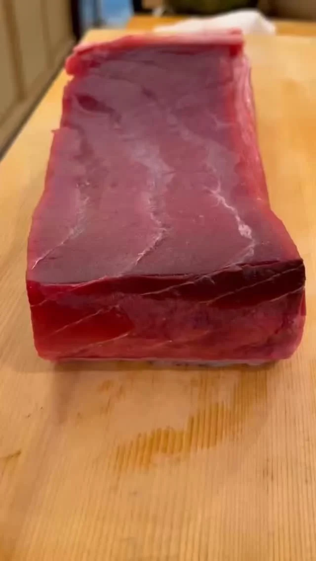 🍣 自由が丘の隠れ家 江戸前鮨

鮪。

豊かな旨みと、
美しい身質を持つ江戸前鮨の代表的な味わい。

大きな塊から一枚一枚の状態を見極め、
最も美しい一貫へ向けて丁寧に整える柵どり。

素材の魅力を最大限に引き出す、
職人の細やかな仕事です。

—

Hidden Edo-style sushi in Jiyugaoka, Tokyo.

Tuna.

A timeless ingredient in Edomae sushi,
cherished for its rich umami and refined texture.

Carefully selecting each cut from the whole block of tuna,
our chef shapes every piece with precision and care.

A delicate preparation that brings out the true character of the fish,
reflecting the craftsmanship behind every piece of Edomae sushi.

Reservations via the link in our profile.