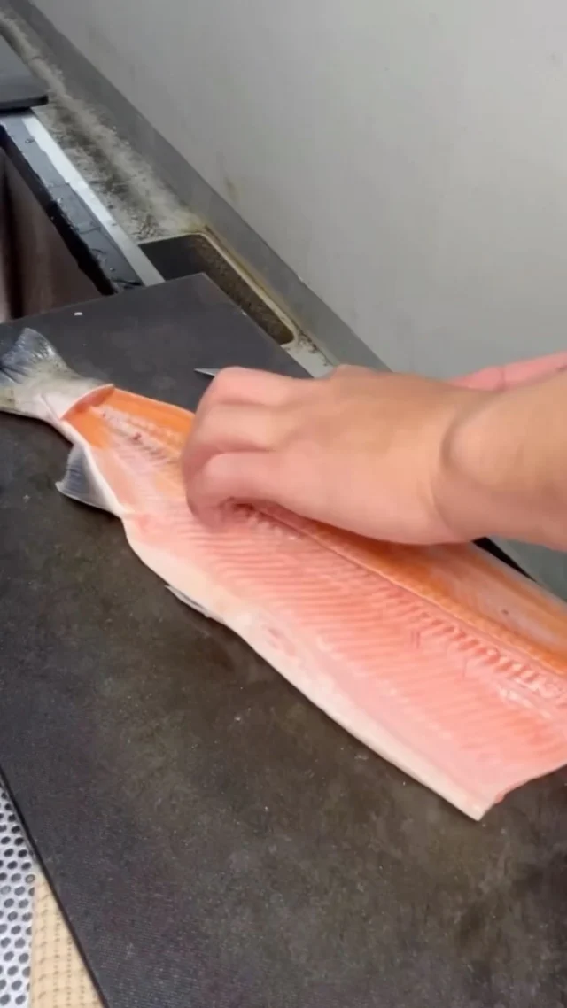 🍣 自由が丘の隠れ家 江戸前鮨

琵琶マス。

きめ細かな身質と、
上品な脂、豊かな旨みを持つ旬の味わい。

素材の状態を丁寧に見極め、
その魅力を最大限に引き出す仕込みを施します。

この季節ならではの味わいを、
おまかせコースでぜひお楽しみください。

お盆期間は多くのお客様よりご予約をいただき、
お席が埋まってきております。

お早めのご予約をお待ちしております。

ご予約はプロフィールリンクより📩

—

Hidden Edo-style sushi in Jiyugaoka, Tokyo.

Biwa trout.

A seasonal delicacy prized for its delicate texture,
refined richness, and deep umami.

Carefully prepared to bring out the natural character of the fish,
each piece reflects the precision and craftsmanship of Edomae sushi.

Enjoy this seasonal delicacy as part of our omakase course.

Our seats during the Obon holiday period are filling quickly
due to many reservations from our guests.

We kindly recommend making your reservation in advance.

Reservations via the link in our profile.