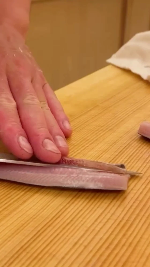 🍣 自由が丘の隠れ家 江戸前鮨

鰯。

脂がのり、
豊かな旨みをたたえる旬の味わい。

一尾ずつ丁寧に仕込み、
身の状態を見極めながら、素材の持ち味を引き出していきます。

夏休みを終え、
本日より営業を再開いたしました。

旬の味わいを、
おまかせコースでぜひお楽しみください。

ご予約はプロフィールリンクより📩

—

Hidden Edo-style sushi in Jiyugaoka, Tokyo.

Iwashi (sardine).

A seasonal delicacy prized for its rich flavor
and beautifully fatty texture.

Each fish is carefully prepared by hand,
with close attention to its condition to bring out its natural character.

After our summer break,
we are delighted to welcome you back from today.

Enjoy this seasonal delicacy as part of our omakase course.

Reservations via the link in our profile.