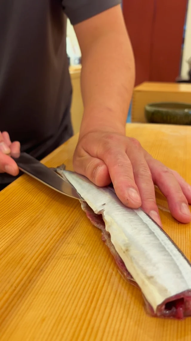 🍣 自由が丘の隠れ家 江戸前鮨

秋刀魚。

脂がのり、
豊かな旨みをたたえる秋の味覚。

一尾ずつ状態を見極めながら、
丁寧に包丁を入れ、素材の持ち味を引き出していきます。

旬の一尾に向き合う、
江戸前鮨の丁寧な仕事。

この季節ならではの味わいを、
おまかせコースでぜひお楽しみください。

ご予約はプロフィールリンクより📩

—

Hidden Edo-style sushi in Jiyugaoka, Tokyo.

Pacific saury.

A beloved taste of autumn,
known for its rich flavor and beautifully fatty texture.

Each fish is carefully filleted by hand,
with every cut guided by the condition of the fish.

A quiet expression of Edomae craftsmanship,
bringing out the natural character of each seasonal catch.

Enjoy the taste of autumn as part of our omakase course.

Reservations via the link in our profile.