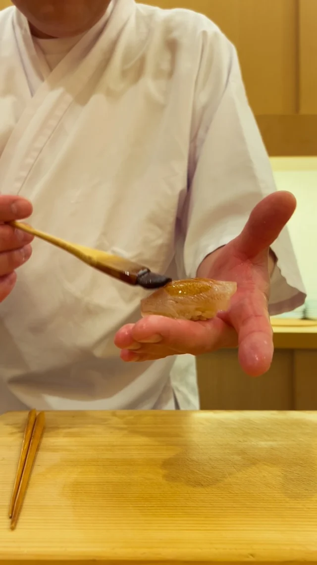 🍣 自由が丘の隠れ家 江戸前鮨

カスゴダイ。

繊細な身質と、
上品な旨みを持つ江戸前鮨の味わい。

一尾ずつ丁寧におろし、
身の状態を見極めながら細やかに切り込みを入れていきます。

仕込みのひと手間を重ね、
最後は一貫の鮨へ。

素材の持ち味を引き出す、
江戸前鮨の丁寧な仕事です。

ご予約はプロフィールリンクより📩

—

Hidden Edo-style sushi in Jiyugaoka, Tokyo.

Kasugodai (young sea bream).

Prized for its delicate texture
and refined umami.

Each fish is carefully filleted by hand,
then delicately scored to bring out its texture and character.

After each precise step of preparation,
the fish is finally shaped into a single piece of sushi.

From preparation to nigiri,
every movement reflects the quiet craftsmanship of Edomae sushi.

Reservations via the link in our profile.