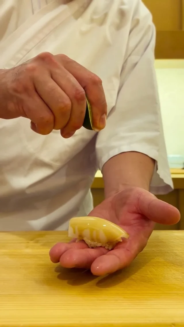 🍣 自由が丘の隠れ家 江戸前鮨

スミイカ。

繊細な甘みと、
心地よい歯ごたえを持つ旬の味わい。

握りに合わせて一枚一枚丁寧に切りつけ、
包丁の入れ方を工夫しながら、
スミイカならではの食感と甘みを引き出します。

細やかな仕込みを重ね、
最後はシャリと合わせて一貫に。

素材の持ち味を引き出す、
江戸前鮨の丁寧な仕事です。

この季節ならではの味わいを、
おまかせコースでぜひお楽しみください。

ご予約はプロフィールリンクより📩

Hidden Edo-style sushi in Jiyugaoka, Tokyo.

Sumi-ika (cuttlefish).

Prized for its delicate sweetness
and satisfying texture,
each piece is carefully cut for nigiri,
with precise knife work designed to bring out
the natural sweetness and texture of the cuttlefish.

After meticulous preparation,
the fish is finally paired with sushi rice to become a single piece of nigiri.

A quiet expression of the craftsmanship behind Edomae sushi.

Enjoy this seasonal delicacy as part of our omakase course.
Reservations via the link in our profile.