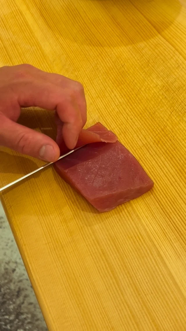 🍣 自由が丘の隠れ家 江戸前鮨

鮪。

豊かな旨みと、
きめ細やかな身質を持つ、江戸前鮨を代表する味わい。

一貫に合わせて丁寧に切りつけ、
タレにくぐらせながら、
鮪の旨みを引き立てる。

最後はシャリと合わせ、
一貫の鮨へ。

素材の状態を見極めながら、
一つひとつの工程に職人の仕事を重ねていきます。

切りつけから握りまで。
鮪の持ち味を引き出す、江戸前鮨の丁寧な仕事です。

この味わいを、おまかせコースでぜひお楽しみください。

ご予約はプロフィールリンクより📩

Hidden Edo-style sushi in Jiyugaoka, Tokyo.

Tuna.

A timeless ingredient in Edomae sushi,
prized for its rich umami and refined texture.

Each piece is carefully cut for nigiri,
then dipped in our house tare
to enhance the natural depth and flavor of the tuna.

Finally paired with sushi rice,
the tuna becomes a single piece of nigiri.

From precise cutting to the final shaping,
every step is guided by the condition of the fish
and the quiet craftsmanship of Edomae sushi.

Enjoy this classic taste as part of our omakase course.
Reservations via the link in our profile.