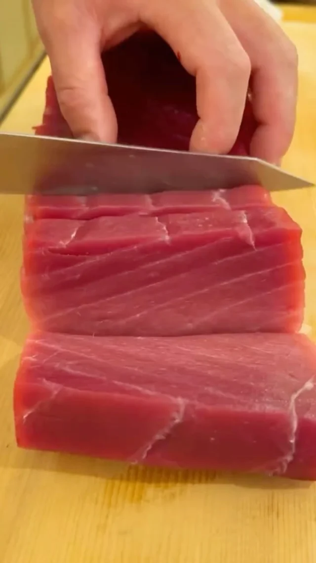 🍣 自由が丘の隠れ家 江戸前鮨

鮪。

豊かな旨みと、
美しい身質を持つ江戸前鮨を代表する味わい。

大きな塊から、
身の状態を一枚一枚見極めながら丁寧に柵どり。

包丁を入れる角度や力加減にも細やかに気を配り、
鮪の身を傷めることなく、
握りに適した美しい形へと整えていきます。

素材の状態と向き合いながら、
一つひとつの工程に職人の技を重ねる。

一貫の鮨へつながる、
江戸前鮨の丁寧な仕込みです。

この味わいを、おまかせコースでぜひお楽しみください。

ご予約はプロフィールリンクより📩

Hidden Edo-style sushi in Jiyugaoka, Tokyo.

Tuna.

A timeless ingredient in Edomae sushi,
cherished for its rich umami and refined texture.

From a large block of tuna,
each cut is carefully selected and shaped with precision.

Every movement of the knife is guided by the condition of the fish,
preserving the delicate texture and natural character of the tuna
while preparing it for nigiri.

From the first cut to the final shape,
each step reflects the quiet precision of Edomae craftsmanship.

A careful preparation that lays the foundation for every piece of sushi.

Enjoy this classic taste as part of our omakase course.

Reservations via the link in our profile.
