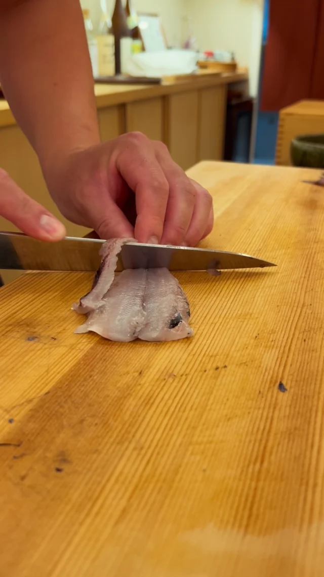 🍣 自由が丘の隠れ家 江戸前鮨

メヒカリ。

やわらかな身質と、
上品な脂、繊細な旨みを持つ味わい。

一尾ずつ状態を見極めながら、
頭を落とし、丁寧におろしていきます。

小さな魚だからこそ、
身を傷めないよう細やかに包丁を入れ、
素材の持ち味を引き出していく。

姿から一尾ずつ丁寧に仕込み、
握りへとつなげていく、
江戸前鮨の職人の仕事です。

旬の味わいを、
おまかせコースでぜひお楽しみください。

ご予約はプロフィールリンクより📩

Hidden Edo-style sushi in Jiyugaoka, Tokyo.

Mehikari.

A delicate fish prized for its tender texture,
refined richness, and subtle umami.

Each fish is carefully prepared by hand,
first removing the head, then filleting it with precision.

With such a delicate fish,
every movement of the knife requires care,
preserving the natural character of the flesh.

From the whole fish to the carefully prepared fillet,
each step reflects the quiet craftsmanship of Edomae sushi.

Enjoy this seasonal delicacy as part of our omakase course.
Reservations via the link in our profile.