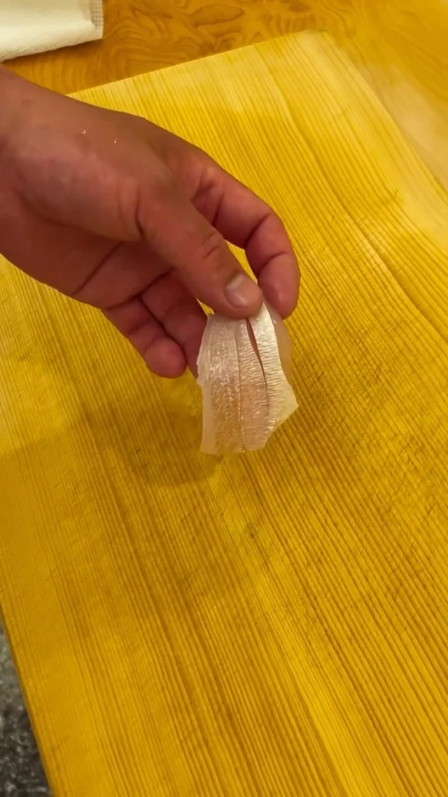 🍣 自由が丘の隠れ家 江戸前鮨

カスゴダイ。

繊細な身質と、
上品な旨みを持つ江戸前鮨の味わい。

一尾ずつ丁寧におろし、
身の状態を見極めながら細やかに切り込みを入れていきます。

仕込みのひと手間を重ね、
最後は一貫の鮨へ。

素材の持ち味を引き出す、
江戸前鮨の丁寧な仕事です。

ご予約はプロフィールリンクより📩

—

Hidden Edo-style sushi in Jiyugaoka, Tokyo.

Kasugodai (young sea bream).

Prized for its delicate texture
and refined umami.

Each fish is carefully filleted by hand,
then delicately scored to bring out its texture and character.

After each precise step of preparation,
the fish is finally shaped into a single piece of sushi.

From preparation to nigiri,
every movement reflects the quiet craftsmanship of Edomae sushi.

Reservations via the link in our profile.