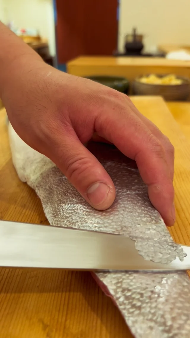 🍣 自由が丘の隠れ家 江戸前鮨

ぶり。

豊かな脂と、
しっかりとした旨みを持つ味わい。

身の状態を見極めながら、
皮と身の間に丁寧に包丁を入れ、
身を傷めることなく皮を引いていきます。

一切れの美しさを整える、
細やかな仕込みのひと手間。

素材の持ち味を引き出す、
江戸前鮨の丁寧な仕事です。

おまかせコースでぜひお楽しみください。

ご予約はプロフィールリンクより📩

—

Hidden Edo-style sushi in Jiyugaoka, Tokyo.

Buri (yellowtail).

Prized for its rich, full-bodied flavor
and beautifully fatty texture.

With a precise stroke of the knife,
the skin is carefully removed while preserving the delicate flesh beneath.

A small yet essential step in preparing each piece,
where precision and restraint bring out the natural character of the fish.

A quiet expression of Edomae craftsmanship.

Enjoy Buri as part of our omakase course.

Reservations via the link in our profile.