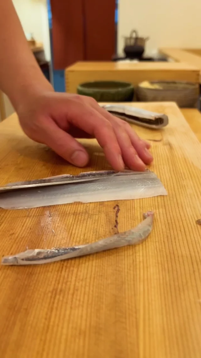 🍣 自由が丘の隠れ家 江戸前鮨

さより。

透き通るような身質と、
上品な甘み、繊細な旨みを持つ味わい。

一尾の状態から丁寧におろし、
身の状態を見極めながら、握りに向けて切り分けていきます。

魚と向き合い、
一つひとつの工程を丁寧に重ねる。

素材の持ち味を引き出す、
江戸前鮨の仕込みです。

この味わいを、
おまかせコースでぜひお楽しみください。

ご予約はプロフィールリンクより📩

—

Hidden Edo-style sushi in Jiyugaoka, Tokyo.

Sayori (halfbeak).

Prized for its translucent texture,
delicate sweetness, and refined umami.

Starting from the whole fish,
each Sayori is carefully filleted by hand,
then precisely cut in preparation for nigiri.

From the whole fish to the carefully prepared fillet,
every step is guided by the condition of the fish.
A quiet expression of the craftsmanship behind Edomae sushi.

Enjoy this delicate seasonal delicacy as part of our omakase course.

Reservations via the link in our profile.
