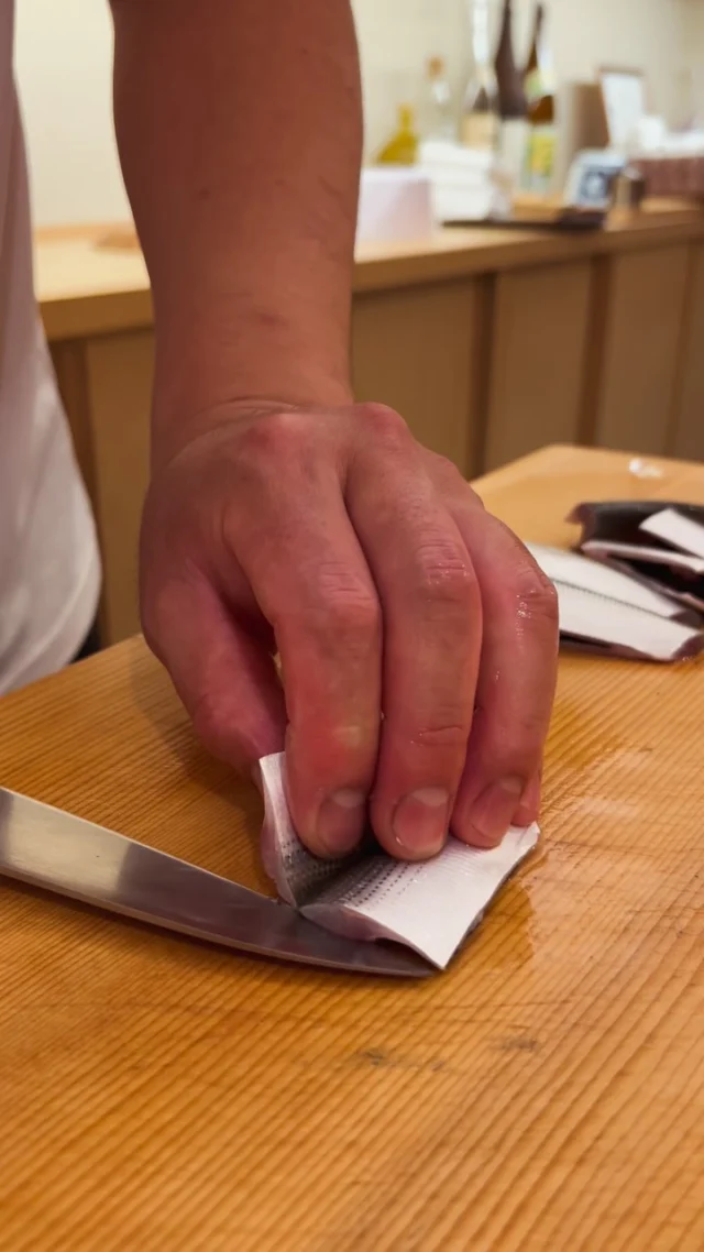 🍣 自由が丘の隠れ家 江戸前鮨

小肌。

ほどよく脂がのり、
爽やかな酸味と豊かな旨みを持つ、
江戸前鮨を代表する一品。

一尾ずつ丁寧に開き、
身の状態を見極めながら、
一枚一枚細やかに仕込みを施していきます。

たくさんの小肌に向き合い、
一つひとつの工程を丁寧に重ねる。

最後に見えるのは、
職人の仕事を経て整えられた小肌の美しい身。

季節の味わいを引き出す、
江戸前鮨の丁寧な仕込みです。

この季節ならではの味わいを、
おまかせコースでぜひお楽しみください。

ご予約はプロフィールリンクより📩

Hidden Edo-style sushi in Jiyugaoka, Tokyo.

Kohada (gizzard shad).

A timeless classic of Edomae sushi,
known for its delicate richness, refreshing acidity,
and beautifully layered umami.

Each fish is carefully opened by hand,
with close attention to its condition
as every piece is meticulously prepared.

One fish after another,
each step is repeated with precision and care.

And at the end,
the delicate beauty of the prepared Kohada comes into view.

A quiet expression of the craftsmanship behind Edomae sushi,
bringing out the character of this seasonal delicacy.

Enjoy Kohada as part of our omakase course.

Reservations via the link in our profile.