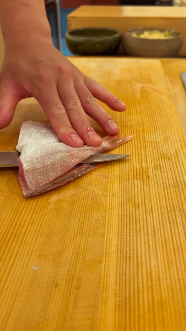 🍣 自由が丘の隠れ家 江戸前鮨

カスゴダイ。

繊細な身質と、
上品な旨みを持つ江戸前鮨の味わい。

一尾ずつ丁寧におろし、
身の状態を見極めながら細やかに切り込みを入れていきます。

仕込みのひと手間を重ね、
最後は一貫の鮨へ。

素材の持ち味を引き出す、
江戸前鮨の丁寧な仕事です。

ご予約はプロフィールリンクより📩

—

Hidden Edo-style sushi in Jiyugaoka, Tokyo.

Kasugodai (young sea bream).

Prized for its delicate texture
and refined umami.

Each fish is carefully filleted by hand,
then delicately scored to bring out its texture and character.

After each precise step of preparation,
the fish is finally shaped into a single piece of sushi.

From preparation to nigiri,
every movement reflects the quiet craftsmanship of Edomae sushi.

Reservations via the link in our profile.