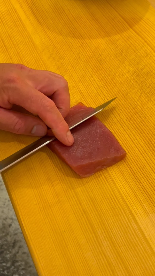 🍣 自由が丘の隠れ家 江戸前鮨

鮪。

豊かな旨みと、
きめ細やかな身質を持つ、江戸前鮨を代表する味わい。

一貫に合わせて丁寧に切りつけ、
タレにくぐらせながら、
鮪の旨みを引き立てる。

最後はシャリと合わせ、
一貫の鮨へ。

素材の状態を見極めながら、
一つひとつの工程に職人の仕事を重ねていきます。

切りつけから握りまで。
鮪の持ち味を引き出す、江戸前鮨の丁寧な仕事です。

この味わいを、おまかせコースでぜひお楽しみください。

ご予約はプロフィールリンクより📩

Hidden Edo-style sushi in Jiyugaoka, Tokyo.

Tuna.

A timeless ingredient in Edomae sushi,
prized for its rich umami and refined texture.

Each piece is carefully cut for nigiri,
then dipped in our house tare
to enhance the natural depth and flavor of the tuna.

Finally paired with sushi rice,
the tuna becomes a single piece of nigiri.

From precise cutting to the final shaping,
every step is guided by the condition of the fish
and the quiet craftsmanship of Edomae sushi.

Enjoy this classic taste as part of our omakase course.
Reservations via the link in our profile.